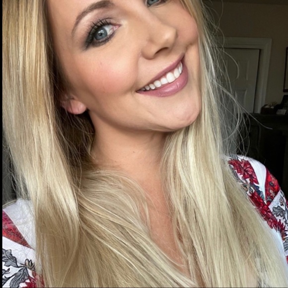 Meet your Posher, Danielle - Picture 2 of 3